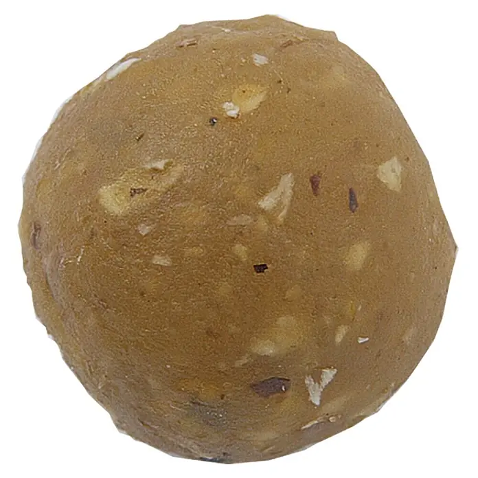 Westline Crunch Boilie - Monster Crab, Durchmesser: 18 mm, 1 kg - Nahaufnahme eines Laddu, einer indischen Süßspeise, die in Kugelform präsentiert wird und eine reiche Textur aufweist.