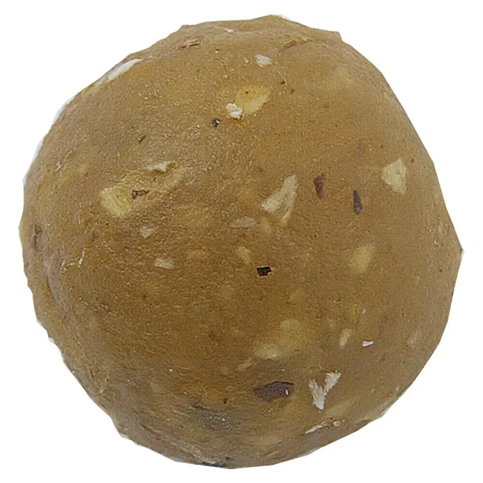 Westline Crunch Boilie - Monster Crab, Durchmesser: 18 mm, 1 kg - Nahaufnahme eines Laddu, einer indischen Süßspeise, die in Kugelform präsentiert wird und eine reiche Textur aufweist.