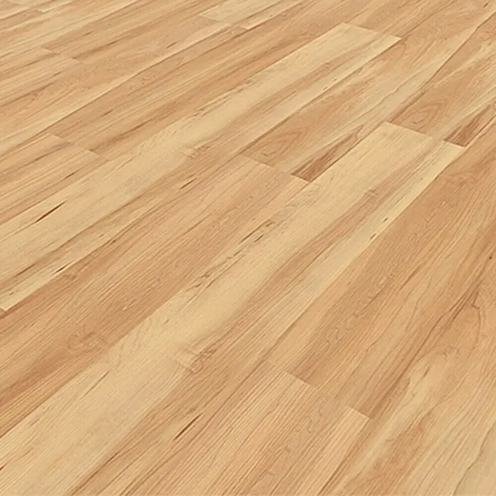 b!design Vinylboden Clic - Antik Ahorn, Sonstige, 1.210 x 190 x 4,2 mm - Nahaufnahme des hellen Laminatbodens mit Holzmaserung, der Wärme und Natürlichkeit in den Raum bringt. Perfekt für stilvolle Innenräume.