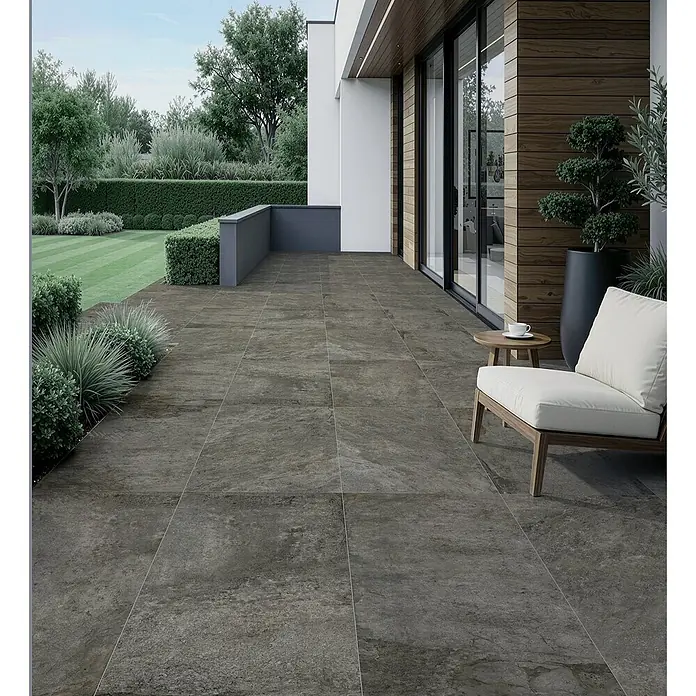 Feinsteinzeugfliese ANETO STONE – 60 x 120 cm, Steinoptik, Mat -  - Große dunkelgraue Steinoptik-Fliesen bilden eine moderne Terrasse.