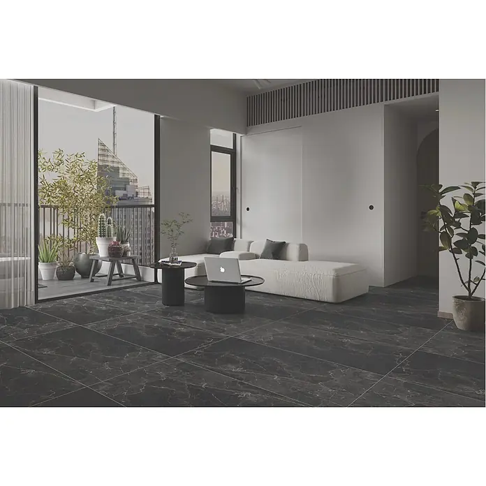 Feinsteinzeugfliese DRAPE NERO – 60 x 120 cm, Marmoroptik, Mat -  - Dunkelgraue Fliesen in Marmoroptik in einem modernen Wohnzimmer und Balkon, die das anspruchsvolle Innendesign unterstreichen.