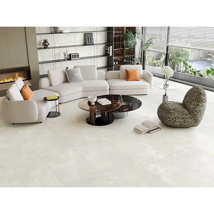 Feinsteinzeugfliese PULPIS MAJESTIC BONE – 60 x 120 cm, Marmoroptik, Mat -  - Helle, großformatige Bodenfliesen mit dezenter Maserung, die eine helle und elegante Basis in einem modernen Wohnzimmer bilden.