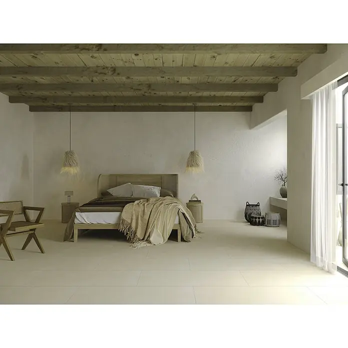 Feinsteinzeugfliese ARK IVORY – 60 x 120 cm, Betonoptik, Mat -  - Helle, beige rechteckige Bodenfliesen in einem ruhigen, natürlich beleuchteten Schlafzimmer mit Holzdecken und einem Bett.