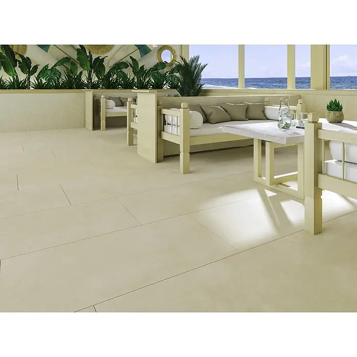 Feinsteinzeugfliese ARK IVORY – 60 x 120 cm, Betonoptik, Mat -  - Helle, großformatige Bodenfliesen in Beigetönen in einem Strandrestaurant.