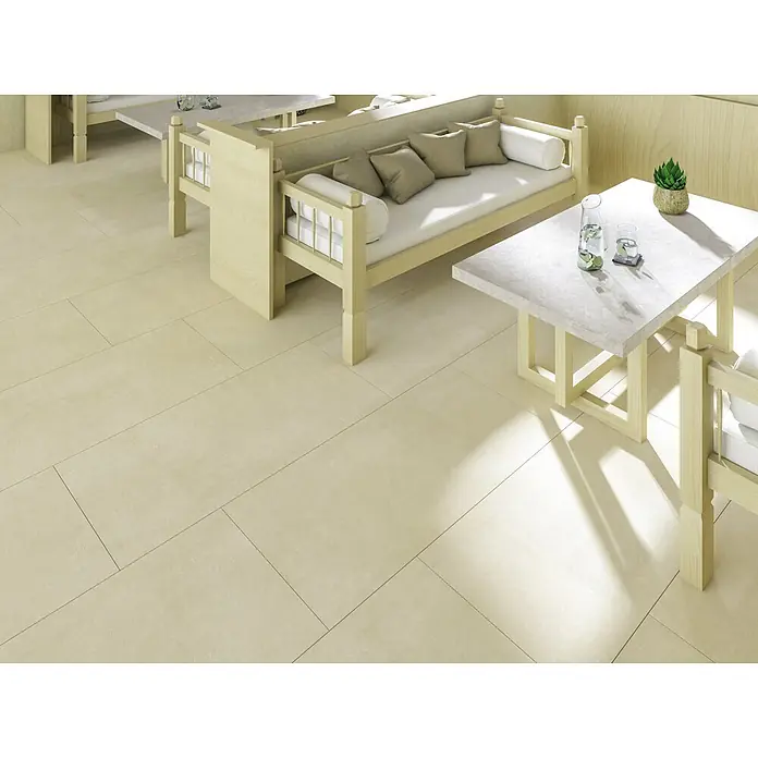 Feinsteinzeugfliese ARK IVORY – 60 x 120 cm, Betonoptik, Mat -  - Hellbeige rechteckige Bodenfliesen mit subtiler Textur, in einem Raum mit natürlichem Licht verlegt.