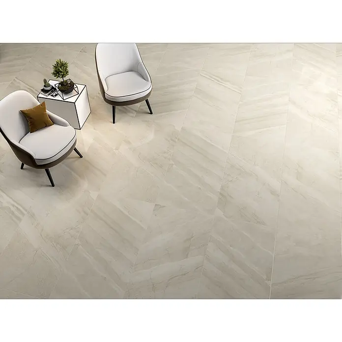 Feinsteinzeugfliese MARRAKESH CREME – 60 x 120 cm, Marmoroptik, Brillant -  - Helle Bodenfliesen in Marmoroptik mit subtiler Maserung, als Bodenbelag in einem modernen Raum verlegt.