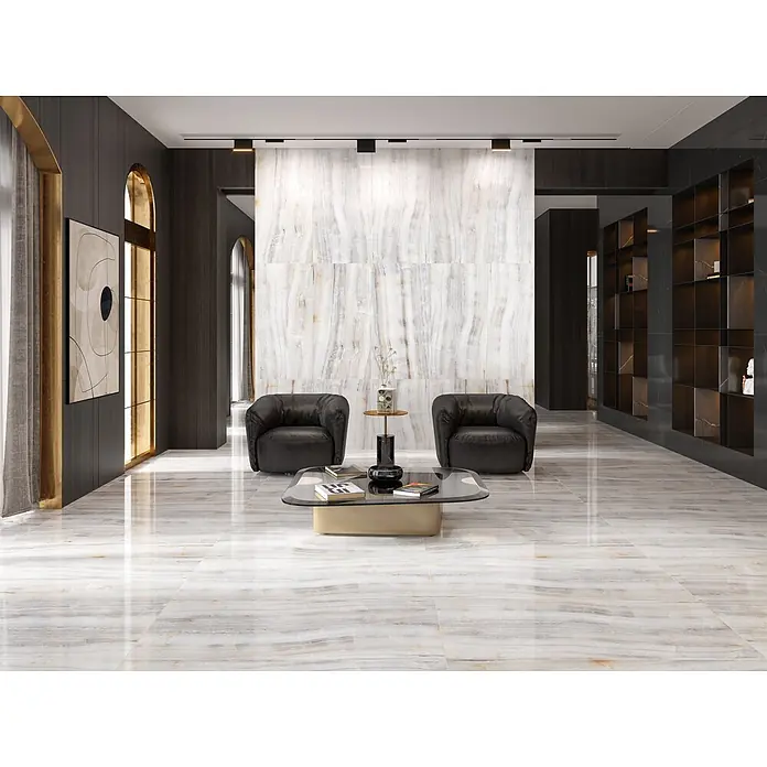 Feinsteinzeugfliese ONYX RAINBOW CLAIR – 60 x 120 cm, Onyxoptik, Brillant -  - Polierte Feinsteinzeugfliesen in heller Onyx-Optik mit weißen, grauen, goldenen Äderungen, als Boden & Akzentwand in modernem Raum.
