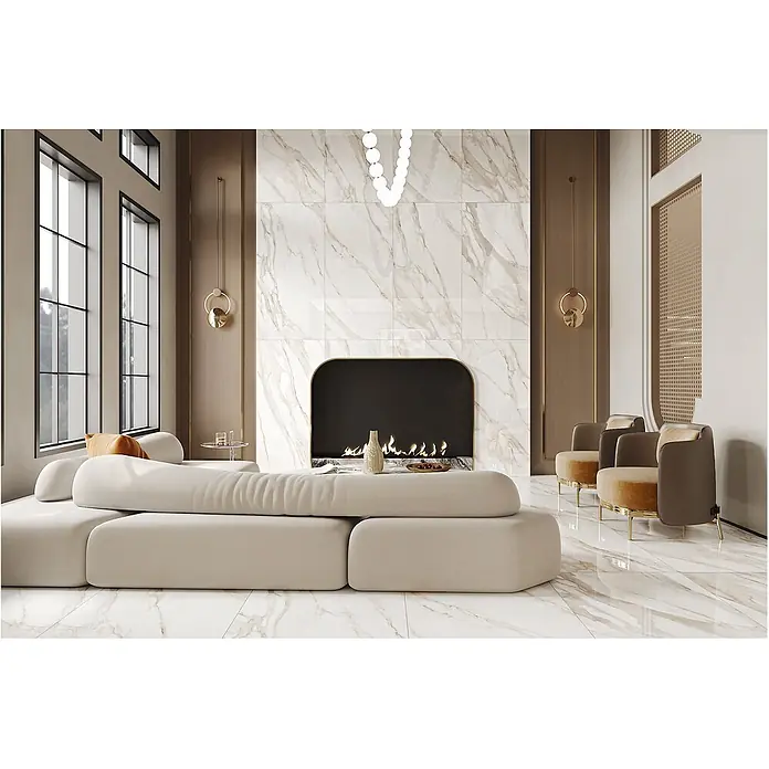 Feinsteinzeugfliese MAJESTIC ORO BIANCO – 60 x 120 cm, Marmoroptik, Brillant -  - Luxuriöses Wohnzimmer mit großem, hellem Modulsofa, Marmorkamin und eleganten Sesseln für stilvollen Komfort.