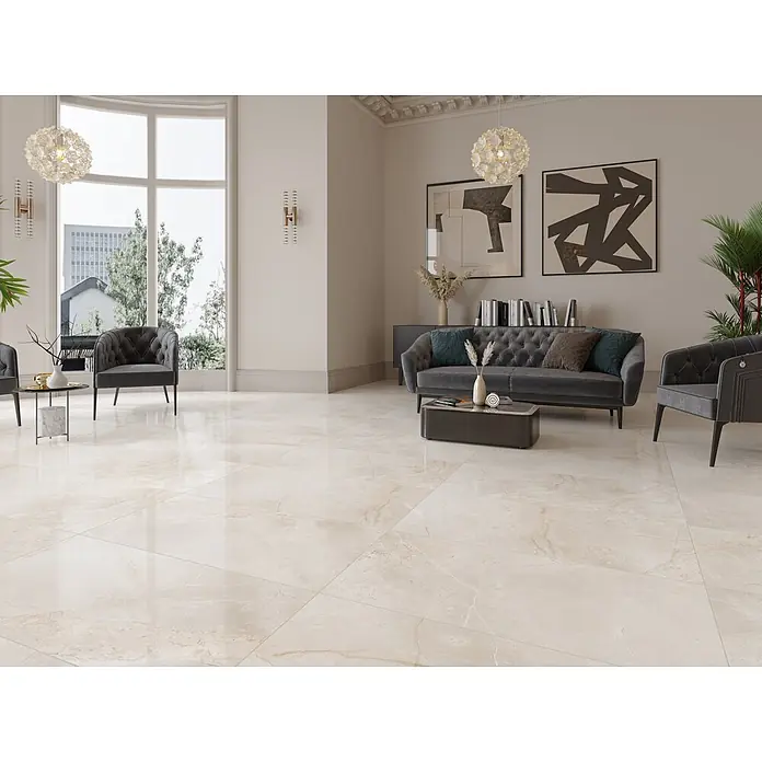 Feinsteinzeugfliese VIVALDI BONE – 60 x 120 cm, Onyxoptik, Brillant -  - Polierte, großformatige, hellbeige Porzellanfliesen in Marmoroptik als eleganter Bodenbelag in einem geräumigen Wohnzimmer.