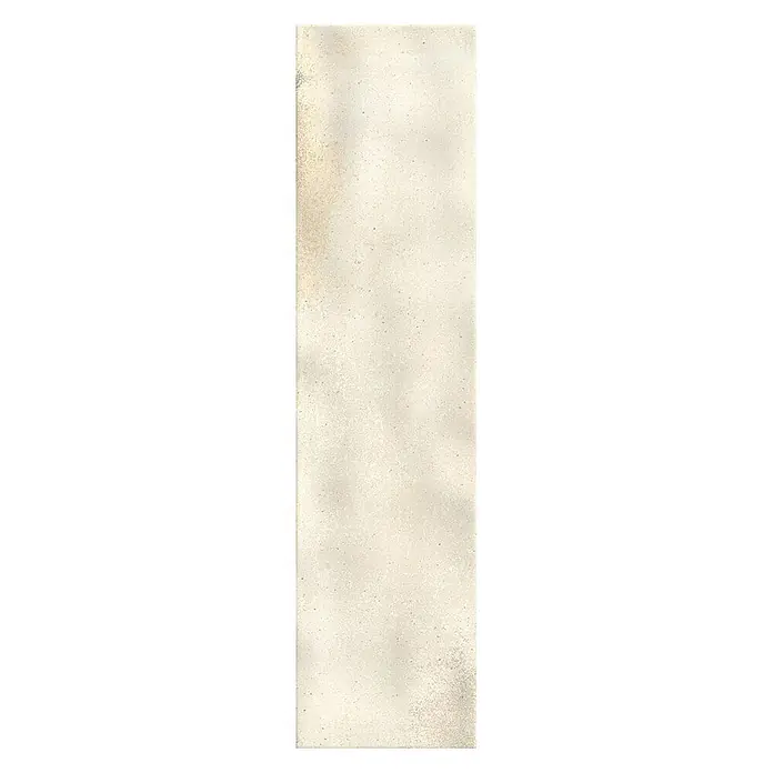 Wandfliese JULIET SABLE – 7.5 x 30 cm, Zellige-Optik, Brillant -  - Helle, beigefarbene, strukturierte Fliese mit leichter Maserung und kleinen dunklen Sprenkeln.