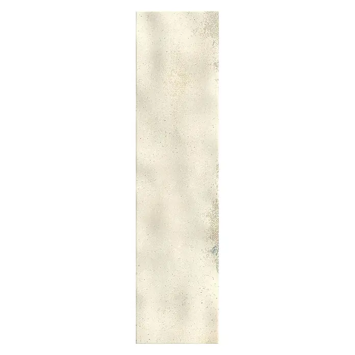 Wandfliese JULIET SABLE – 7.5 x 30 cm, Zellige-Optik, Brillant -  - Helle beige strukturierte Oberfläche mit dunklen Sprenkeln und einem dezent gealterten Finish, mit Andeutungen von Blau und Gold.