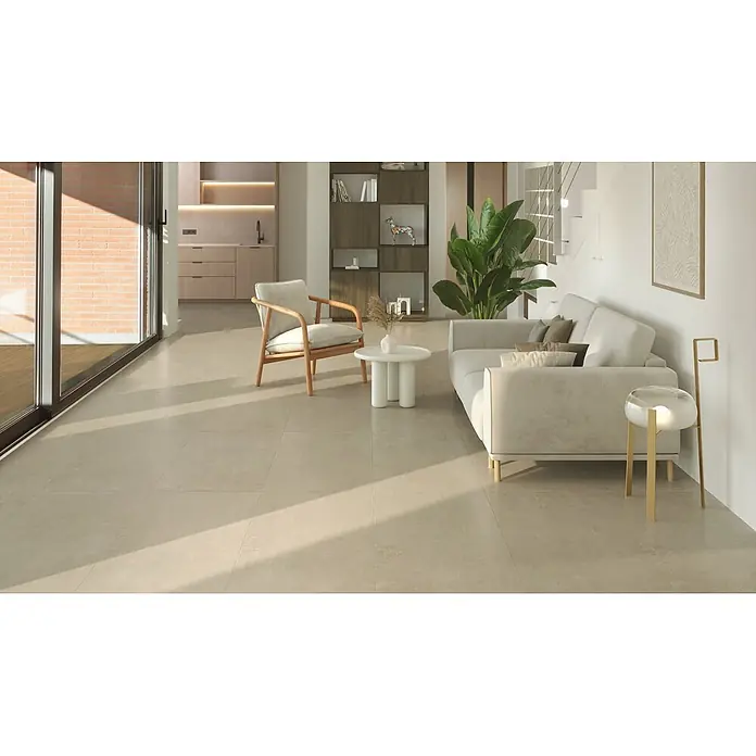 Feinsteinzeugfliese FABBRICA BEIGE – 60 x 120 cm, Betonoptik, Mat -  - Helle beige Großformat-Bodenfliesen in einem modernen Wohnraum mit Tageslicht.