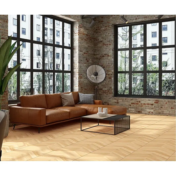 Feinsteinzeugfliese ROSEWOOD BEIGE – 60 x 120 cm, Holzoptik, Mat -  - Braunes Lederecksofa mit Chaiselongue in einem modernen Wohnzimmer.