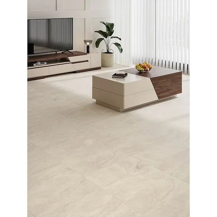 Feinsteinzeugfliese COSMIC BONE – 60 x 120 cm, Marmoroptik, Mat -  - Helle, beigefarbene Bodenfliesen mit subtilem, gewelltem Muster, die den Boden eines modernen Wohnzimmers bedecken.
