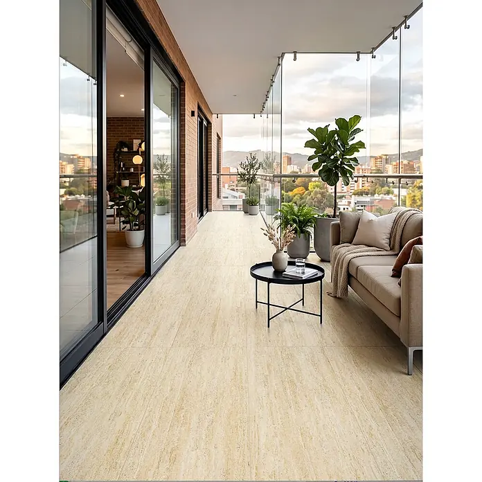 Feinsteinzeugfliese VIVA TRAVERTINO BEIGE – 60 x 120 cm, Travertinoptik, Mat -  - Hellbeige, streifig strukturierte Bodenfliesen bedecken einen modernen Balkon, mit Möbeln und Pflanzen.