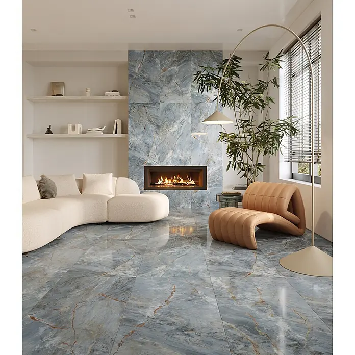 Feinsteinzeugfliese IMPERIUM BLEU – 60 x 120 cm, Marmoroptik, Dekor -  - Glänzende Fliesen in blauer Marmoroptik mit braunen Äderungen für Boden und Kamin in einem modernen Wohnzimmer.