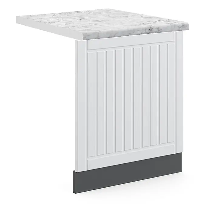 Frontblende Fame-Line 60 cm Weiß Landhaus Art.-Nr. 45797 -  - Weißes Kücheninselseitenpanel mit Beadboard-Design, grauer Sockelleiste und heller Marmor-Arbeitsplatte.