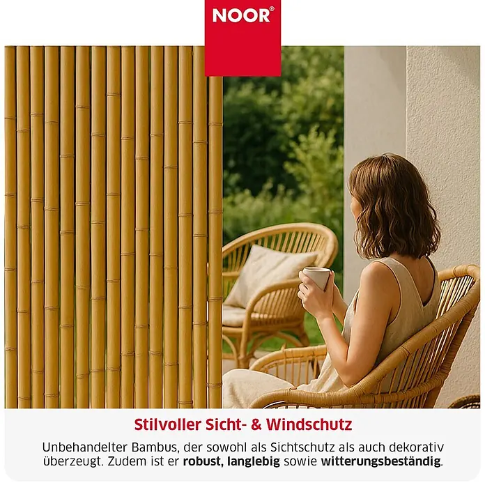 NOOR Sichtschutz Bambusmatte DELUXE - Natur - 100x250 cm - Goldener Bambus Sicht- & Windschutz auf einer Terrasse. Eine Frau entspannt dahinter in einem Stuhl und genießt Privatsphäre.