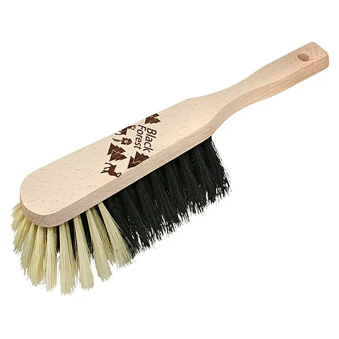Black Forest Handfeger - Material Griff: Holz - Eine Holzhandbürste mit Borsten in Schwarz und Beige, verziert mit einem "Black Forest"-Logo.
