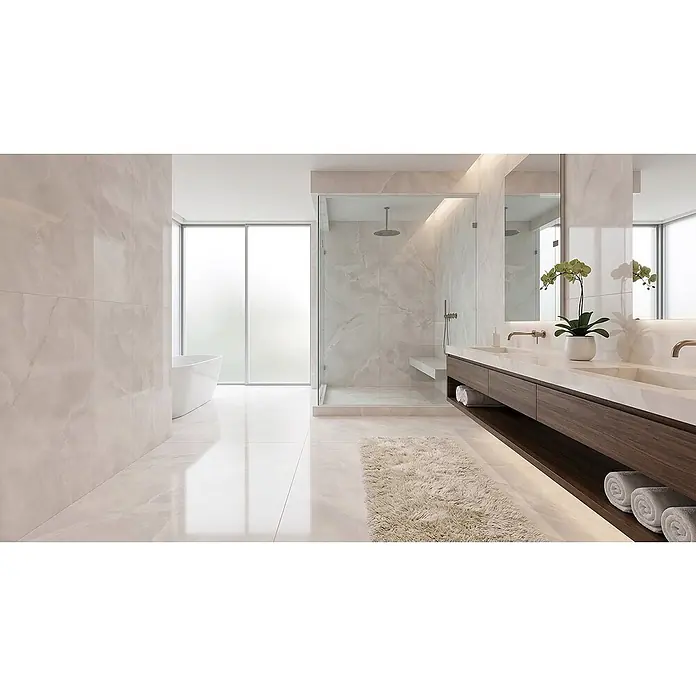 Feinsteinzeugfliese GINZA WHITE – 60 x 120 cm, Marmoroptik, Lappato -  - Geräumiges modernes Badezimmer mit hellen Marmorfliesen, Glasdusche, freistehender Wanne und dunklem Holzwaschtisch mit weißer Arbeitsplatte.
