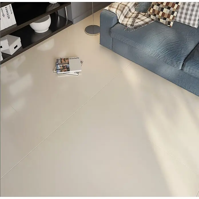 Feinsteinzeugfliese ICON BEIGE – 60 x 60 cm, Steinoptik, Mat -  - Großformatige, polierte beigefarbene Bodenfliesen in einem modernen Wohnzimmer, die das Licht schön reflektieren.