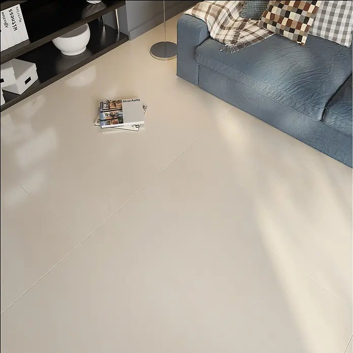 Feinsteinzeugfliese ICON CREAM – 60 x 60 cm, Steinoptik, Mat -  - Cremefarbene, polierte Bodenfliesen in einem Wohnzimmer, die Licht reflektieren und eine helle, geräumige Atmosphäre schaffen.