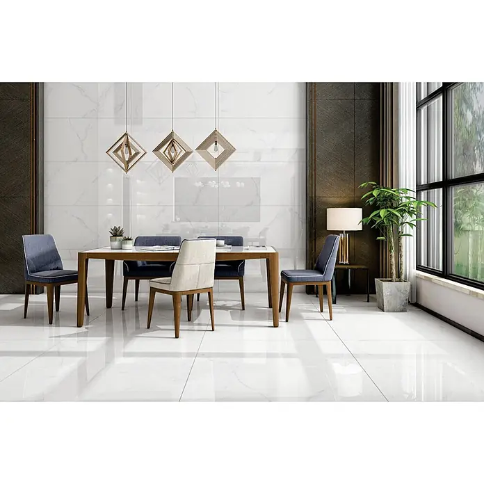 Limcaro Feinsteinzeugfliese POLARIS BRILLO - 120 x 60 cm, Weiß, Glänzend - Weiße, polierte Porzellanfliesen in Marmoroptik an Boden und Wand in einem modernen Esszimmer.