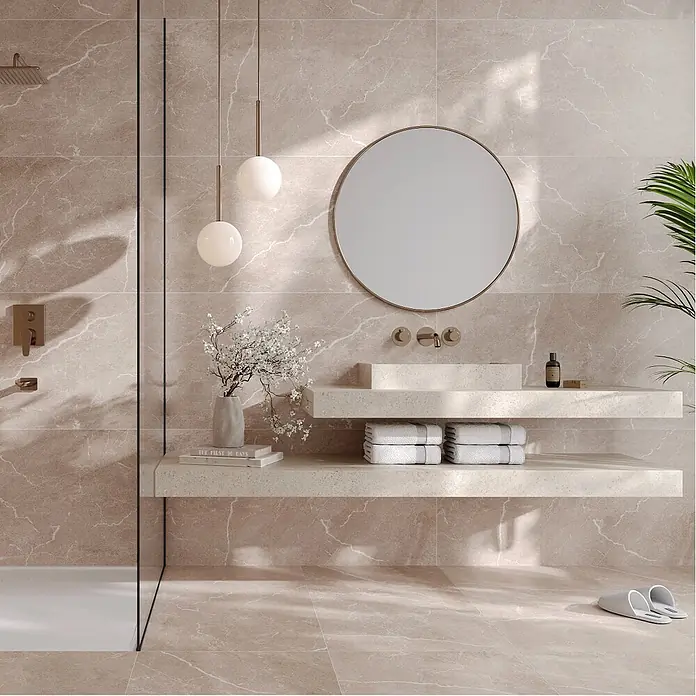 Feinsteinzeugfliese BODO BEIGE – 60 x 120 cm, Marmoroptik, Mat -  - Hellbraune Fliesen in Marmoroptik mit weißer Maserung an Badwänden und Boden, für ein ruhiges, natürliches Ambiente.