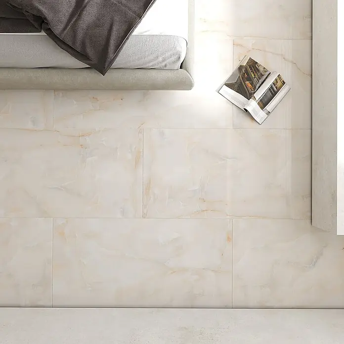 Feinsteinzeugfliese SUN ONYX – 60 x 120 cm, Onyx-/Marmoroptik, Glänzend -  - Helle beige Bodenfliesen in Onyx-Optik mit goldener Maserung, großformatig in einem modernen Schlafzimmer verlegt.