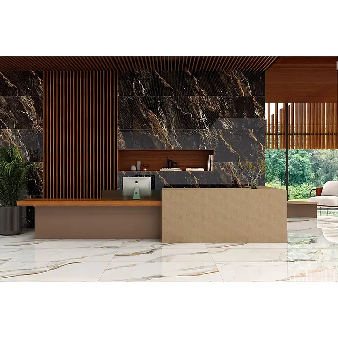 Feinsteinzeugfliese LYTHOS BLACK – 60 x 120 cm, Marmoroptik, Brillant -  - Schwarze Marmorwandfliesen mit Goldadern und weiße Marmor-Bodenfliesen mit Goldadern in einer modernen Rezeption.