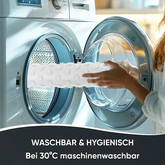 Badematte Eukalyptus -  - Weiße Matte mit Saugnäpfen wird in eine offene Waschmaschine gelegt. Die Matte ist waschbar und hygienisch.