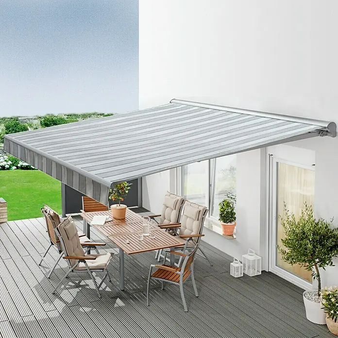 Sunfun Hülsenmarkise - Grau, Breite: 4,5 m, Ausfall: 3 m - Eine stilvolle Terrassenüberdachung mit gestreiften Stoff bietet Schatten über einem Gartentisch mit Stühlen.
