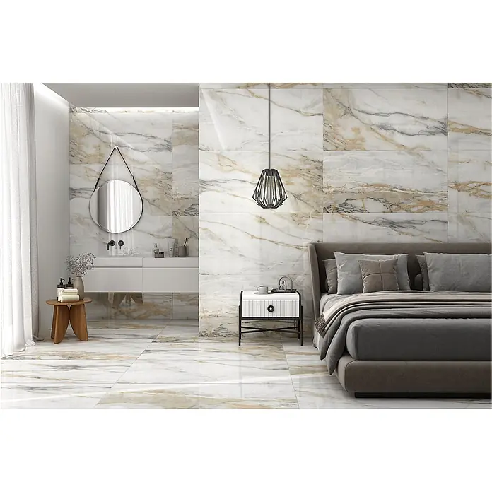 Feinsteinzeugfliese CHINA GOLD – 60 x 120 cm, Marmoroptik, Brillant -  - Marmoroptikfliesen mit weißer, goldener und grauer Maserung an Wänden und Boden.