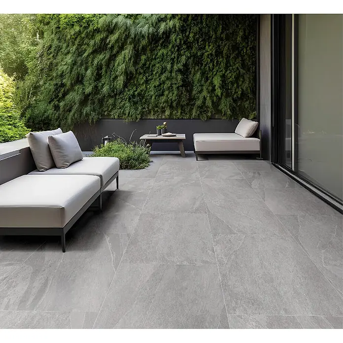 Feinsteinzeugfliese RAVAZZA STONE GREIGE – 60 x 120 cm, Betonoptik, Mat -  - Große graue Outdoor-Fliesen mit Muster bilden einen modernen Terrassenboden für einen Außenbereich.