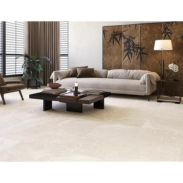 Feinsteinzeugfliese PRESTIGE BONE – 60 x 120 cm, Marmoroptik, Mat -  - Helle, beigefarbene Bodenfliesen in Marmoroptik mit subtiler Maserung, verlegt im modernen Wohnzimmer.