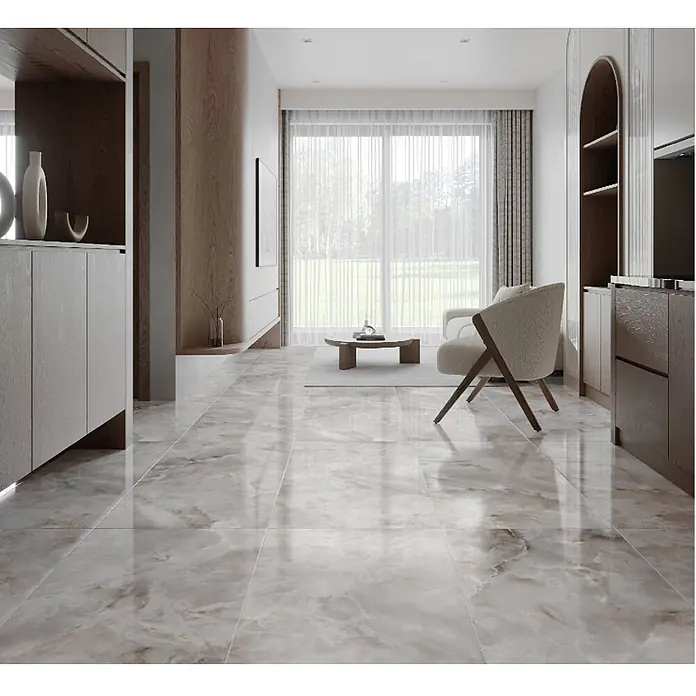Feinsteinzeugfliese ONYX FLOW GRIS – 60 x 120 cm, Onyxoptik, Brillant -  - Polierte, grau-beige Fliesen in Marmoroptik mit glänzender Oberfläche, verlegt in einem modernen Wohnzimmer.