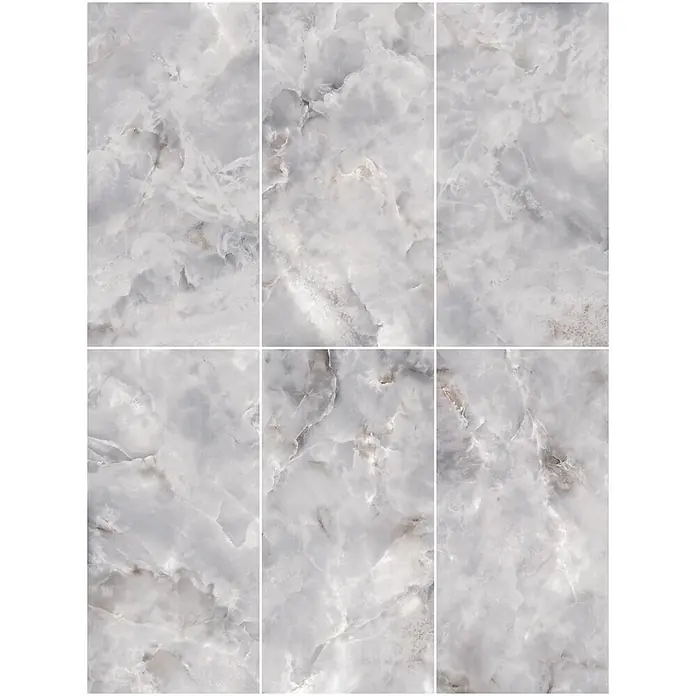 Feinsteinzeugfliese ONYX FLOW GRIS – 60 x 120 cm, Onyxoptik, Brillant -  - Sechs hellgraue Marmoroptikfliesen, verbunden, mit fließenden Mustern und dezenten Brauntönen.