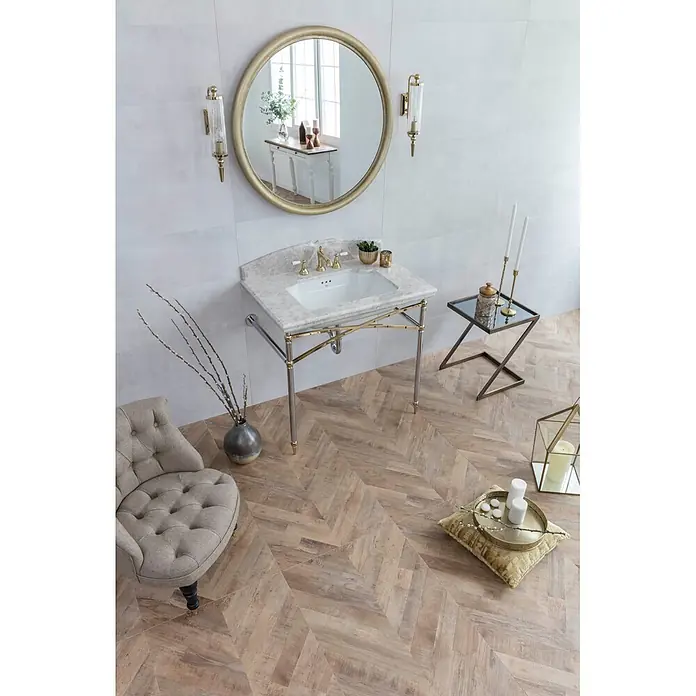 Feinsteinzeugfliese FISHWOOD BOULEAU – 60 x 120 cm, Holzoptik, Mat -  - Eleganter Badwaschtisch mit Marmorplatte und gold-verchromtem Gestell in einem luxuriösen Badambiente.