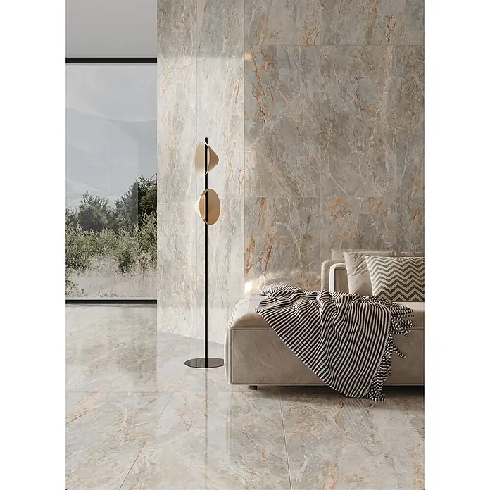 Feinsteinzeugfliese SARRANCOLIN LIGHT – 60 x 120 cm, Marmoroptik, Brillant -  - Polierte Großformat-Fliesen in Marmoroptik mit grauen und orangen Adern an Wand und Boden eines modernen Wohnbereichs.