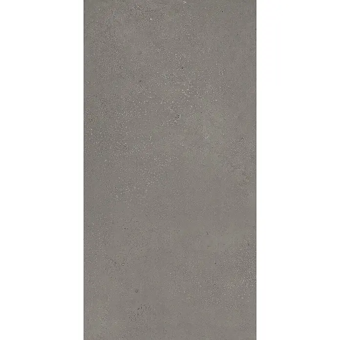 Feinsteinzeugfliese PIGMENTO FANGO – 60 x 120 cm, Steinoptik, Mat -  - Nahaufnahme einer gesprenkelten grauen Oberfläche, ähnlich Beton oder grobem Stein.