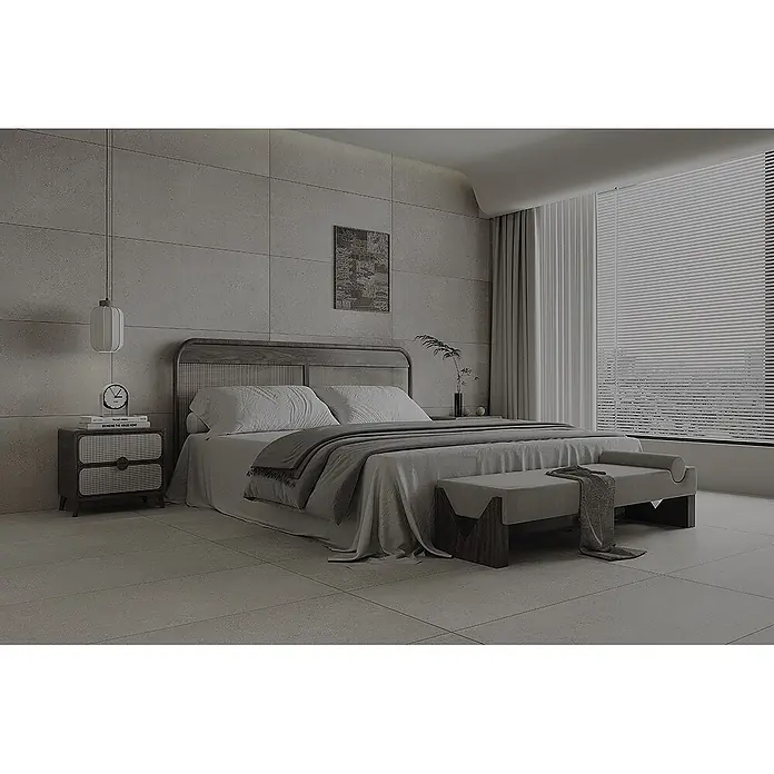 Feinsteinzeugfliese PIGMENTO FANGO – 60 x 120 cm, Steinoptik, Mat -  - Ein modernes Schlafzimmer mit Bett, Holz-Kopfteil, hellgrauer Bettwäsche, Nachttisch und Bank in einem minimalistischen Raum.