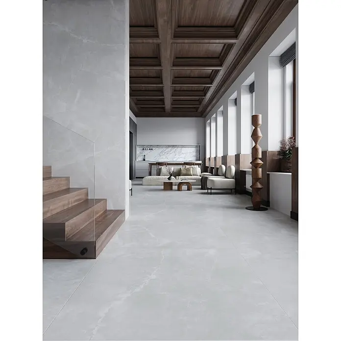 Feinsteinzeugfliese AMANI GRIS – 120 x 120 cm, Steinoptik, Brillant -  - Hellgraue Fliesen in Marmoroptik als Boden- und Wandbelag in einem modernen Wohnraum.
