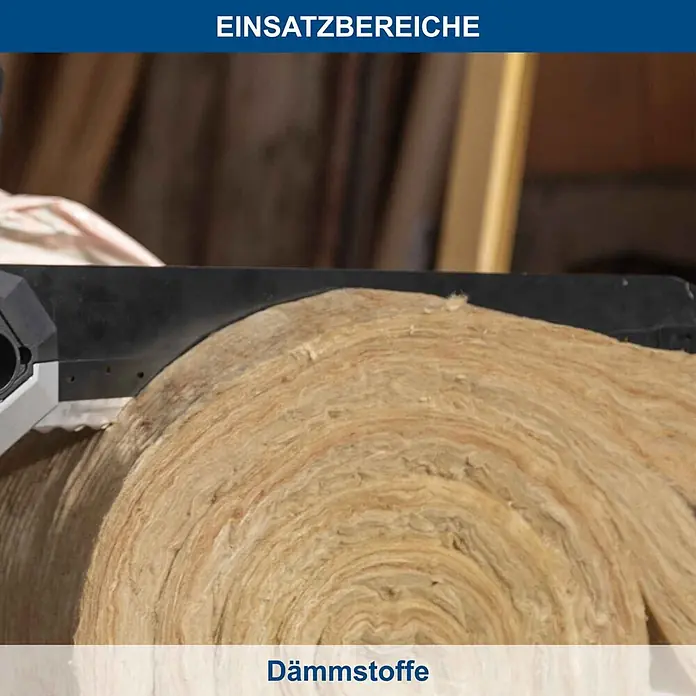Scheppach Sägeblatt für Dämmstoffe - Passend für: Scheppach Universalsäge AZE430 - Rolle faseriges Dämmmaterial wird mit einem Werkzeug in einer Baustellenumgebung geschnitten.