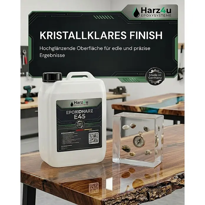 1,75kg Epoxidharz-Set -  - Weißer Kanister Harz4u E45 Epoxidharz neben einem klaren Epoxidblock mit Objekten, zeigt eine kristallklare, hochglänzende Oberfläche auf einem Holztisch.