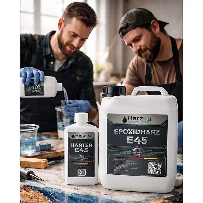 1,75kg Epoxidharz-Set -  - Zwei weiße Flaschen Harz4u E45 Epoxidharz und Härter in einer Werkstatt, Personen mischen Komponenten im Hintergrund.