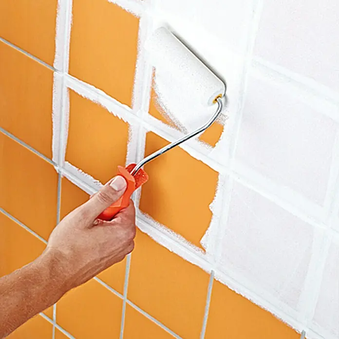 SCHÖNER WOHNEN-Farbe Home Fliesenlack - Weiß, 750 ml, Glänzend - Fliesen werden mit einer Farbrolle in Weiß übergestrichen, um das Badezimmer zu renovieren und ihm einen neuen Look zu verleihen.