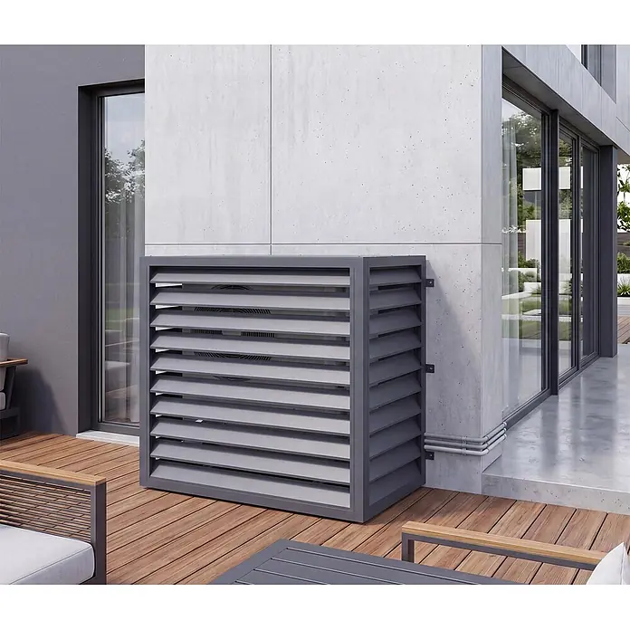 Mendler Verkleidung für Klimaanlage/Wärmetauscher HWC-O43-4 - anthrazit -  - Grau lamellenverkleidete Außeneinheit auf einer Holzterrasse neben einem modernen Gebäude.