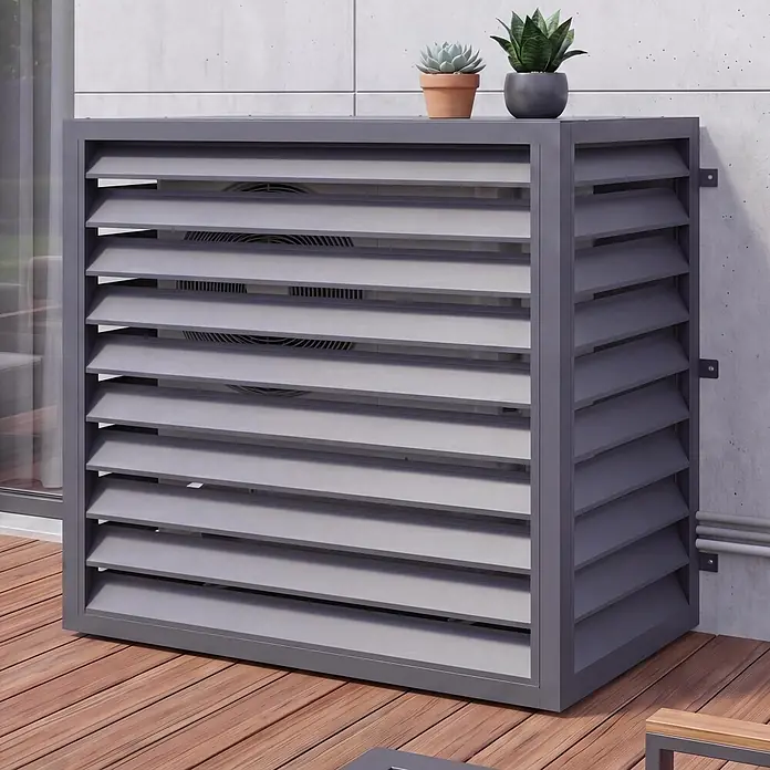 Mendler Verkleidung für Klimaanlage/Wärmetauscher HWC-O43-4 - anthrazit -  - Anthrazitgraue Lamellenabdeckung aus Metall für Außengerät auf Holzterrasse.
