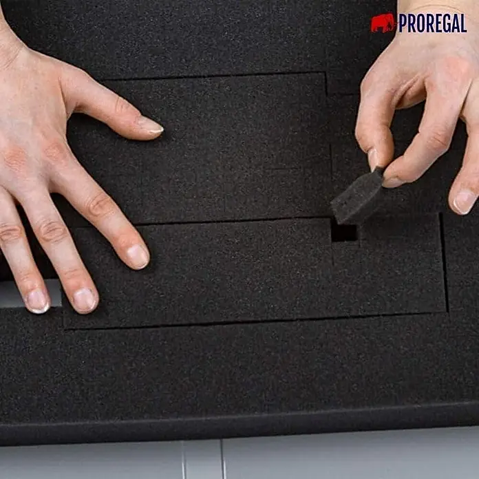 Eurobox NextGen Portable | 13,5x30x40cm | 11 Liter | , Box -  - Hände passen schwarze Rasterschaumstoffeinlage an, indem sie kleine Stücke entfernen, um individuelle Aussparungen zu schaffen.