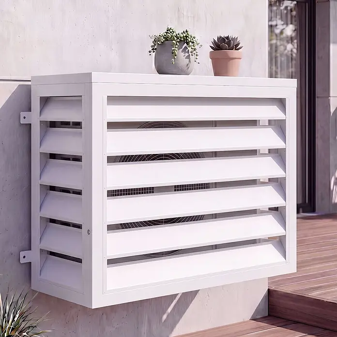 Mendler Verkleidung für Klimaanlage/Wärmetauscher HWC-O43-1 - grau-weiß -  - Weißes Lamellen-Außengerätegehäuse an der Wand, elegant verdeckt eine Klimaanlage, mit Topfpflanzen auf der Oberseite neben einer Holzterrasse.